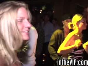 Девчонка заглатывает член после пьяной вечеринки и трахается с дружком