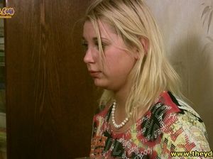 Чувак напоил и трахнул русскую блондинку с большими сиськами