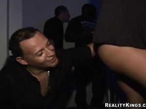 Пьяные стервы в ночном клубе устроили разврат с пацанами