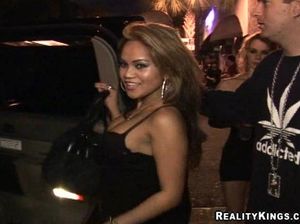 Пьяные стервы в ночном клубе устроили разврат с пацанами