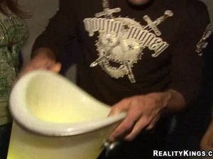 Пьяные стервы в ночном клубе устроили разврат с пацанами