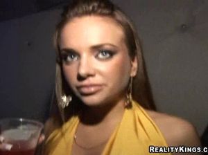 Пьяные стервы в ночном клубе устроили разврат с пацанами