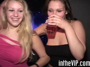 Групповой секс с тремя пьяными малышками и мужиком после вечеринки