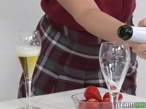 В школе пьяная ученица скачет на члене своего преподавателя