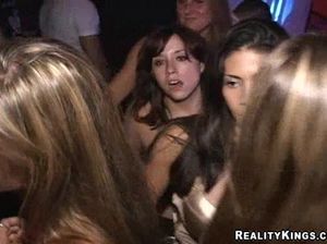 Мужики ебут пьяных телочек после отвязной вечеринки