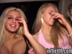 Русская бухая блондинка прыгает на хую пацана после вечеринки