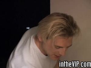 Русская бухая блондинка прыгает на хую пацана после вечеринки