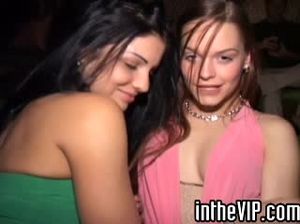 Русская бухая блондинка прыгает на хую пацана после вечеринки