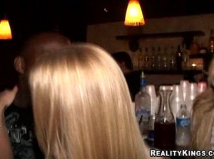 Бухая татуированная блондинка отдаётся своему новому знакомому