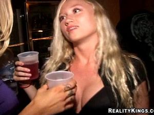 Бухая татуированная блондинка отдаётся своему новому знакомому