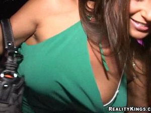 Красивые грудастые девушки ебутся с незнакомцем после вечеринки