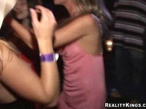 Красивые грудастые девушки ебутся с незнакомцем после вечеринки