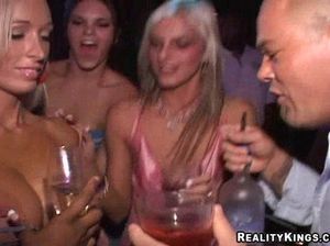 Красивые грудастые девушки ебутся с незнакомцем после вечеринки