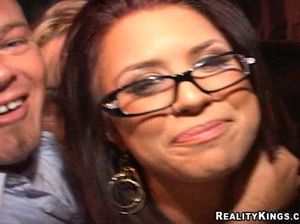 Красивые грудастые девушки ебутся с незнакомцем после вечеринки