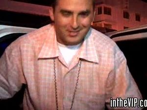 Парни с длинными членами трахают легкодоступную блонду с ночного клуба