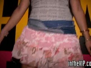 Парни с длинными членами трахают легкодоступную блонду с ночного клуба