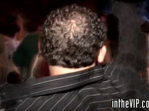 Парни с длинными членами трахают легкодоступную блонду с ночного клуба