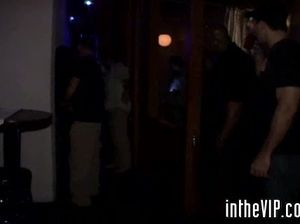 Молодая пьяная блондинка занимается сексом в позе 69 на приватной вечеринке