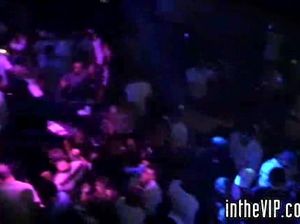 Молодая пьяная блондинка занимается сексом в позе 69 на приватной вечеринке