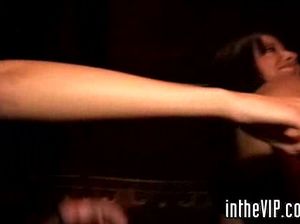 Пьяные красавицы развлеклись на вечеринке и трахаются с мужчинами в групповушке