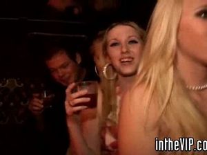 Пьяные красавицы развлеклись на вечеринке и трахаются с мужчинами в групповушке