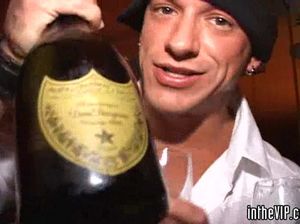 Две роскошные бляди напились на приватной секс вечеринке и ебутся с парнями