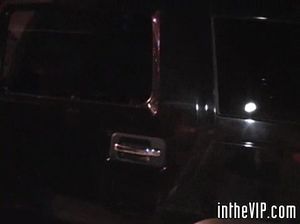 Два парня напоили блондинку в клубе и вместе выебали ее