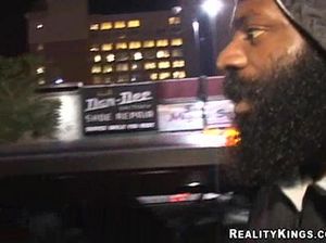 Мускулистый лысый мужчина занимается сексом с пьяной блондинкой в ночном клубе