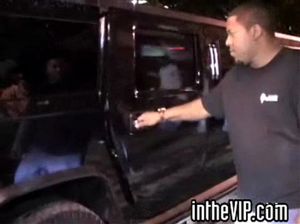 Мужик активно жарит двух пьяных брюнеток после приватной вечеринки