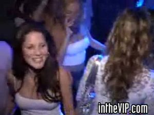 Мужик активно жарит двух пьяных брюнеток после приватной вечеринки