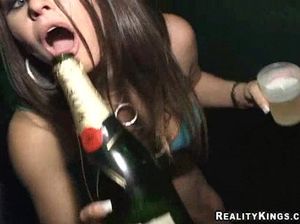 Телки напились шампанского и дали кобелям во все дырочки на бильярдном столе