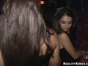 Телки напились шампанского и дали кобелям во все дырочки на бильярдном столе