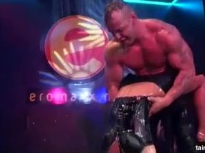 Пьяная вечеринка в ночном клубе закончилась групповой еблей