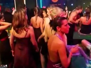 Пьяная вечеринка в ночном клубе закончилась групповой еблей
