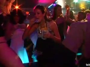 Пьяная вечеринка в ночном клубе закончилась групповой еблей