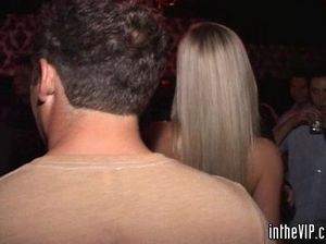 Две сучки дают мужикам в пилотки на приватной секс вечеринке