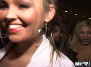 Две горячие пьяные сучки отдались кобелю после танцев в клубе