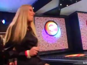 В ночном клубе девушки занимаются групповым сексом с мужиками