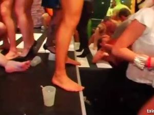 В ночном клубе девушки занимаются групповым сексом с мужиками