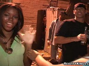 Лысый кобель снял в клубе двух пьяных телочек и отодрал их дома в пезды