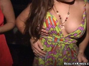 Лысый кобель снял в клубе двух пьяных телочек и отодрал их дома в пезды