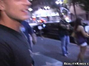 Лысый кобель снял в клубе двух пьяных телочек и отодрал их дома в пезды