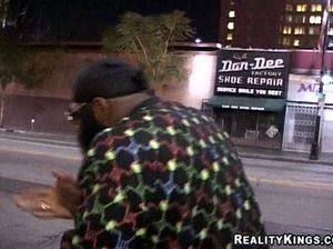 В клубе мускулистый пикапер ебет двух пьяных горячих моделей