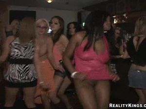 Блондинка напилась алкоголя и получила удовольствие во время секса с любовником