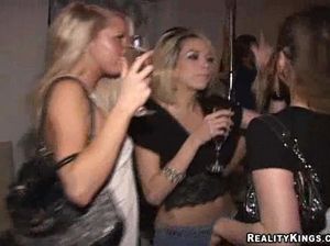 Блондинка напилась алкоголя и получила удовольствие во время секса с любовником