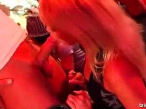 Пьяные девушки в купальниках поучаствовали в горячей секс оргии