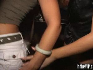 Выпившая телка ебется с двумя парнями после тусовки в клубе