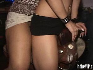 Выпившая телка ебется с двумя парнями после тусовки в клубе