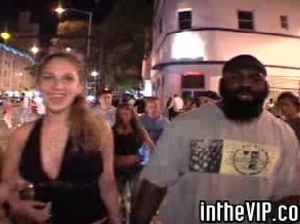 На закрытой вечеринке девушки занимаются групповым сексом с горячими парнями