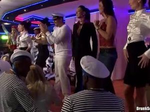 Молодых пьяных телок жарят на закрытой секс вечеринке
